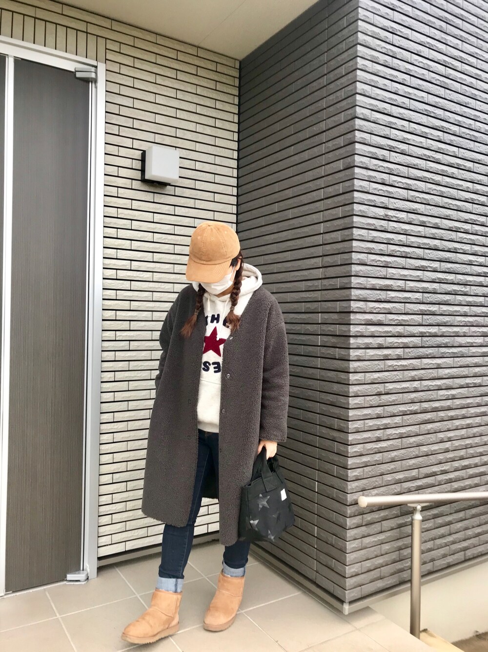 「カジュアルコーデ、冬コーデ、パンツスタイル、プチプラ、GU、ママコーデ、ロングコート、ノーカラーコート、キャップ」｜「Availのアイテム（キャップ、ベージュ系）」を使った、halさん（レディース・163cm）の冬コーディネートの1枚目の写真