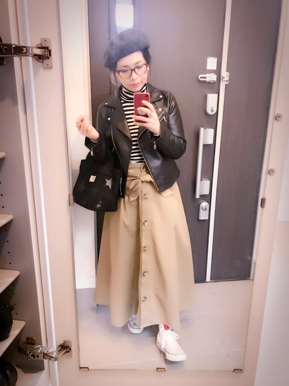 「プチプラ、オトナ女子、シンプルコーデ、カジュアル、スニーカーコーデ、チノスカート、コンバース、無印良品、ママコーデ」｜「THE SHOP TK のライダースジャケット（ライダースジャケット、ブラック系）」を使った、halさん（レディース・163cm）の冬コーディネートの1枚目の写真