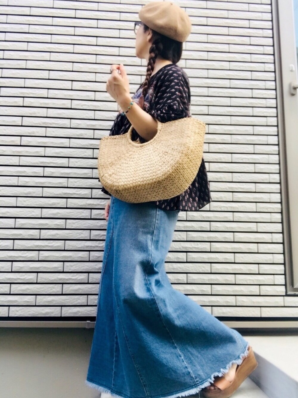 「休日スタイル、ラクチンコーデ、オトナカジュアル、プチプラ、夏、スカート、ママコーデ、ロングスカート、デニムスカート、かごバッグ」｜「usedのアイテム（ハンチング/ベレー帽、ベージュ系）」を使った、halさん（レディース・163cm）の春コーディネートの1枚目の写真