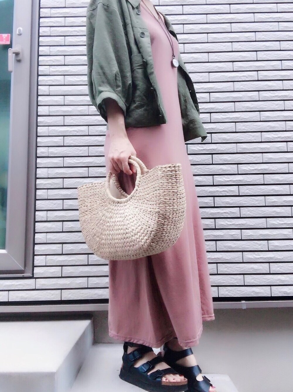「シンプルコーデ、ゆるコーデ、ロングスカート、カジュアル、ママコーデ、ワンピース、ノースリーブ、ベージュコーデ、ラフ」｜「w closetのアイテム（ミリタリージャケット、グリーン系）」を使った、halさん（レディース・163cm）の夏コーディネートの1枚目の写真
