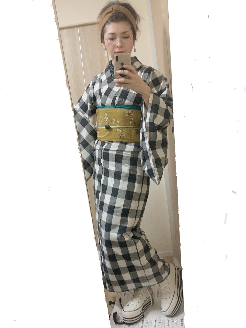 「秋冬コーデ、大人カジュアル、カジュアルコーデ、着物、ギンガムチェック、converse、スニーカーコーデ、wearhalloween2020」｜「メルカリのアイテム（着物、ブラック系）」を使った、halさん（レディース・163cm）の秋コーディネートの1枚目の写真