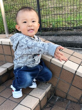 「Moujonjon（ムージョンジョン）のアイテム（デニムパンツ）」を使った、nkitkさん（キッズ・80cm）の冬コーディネート