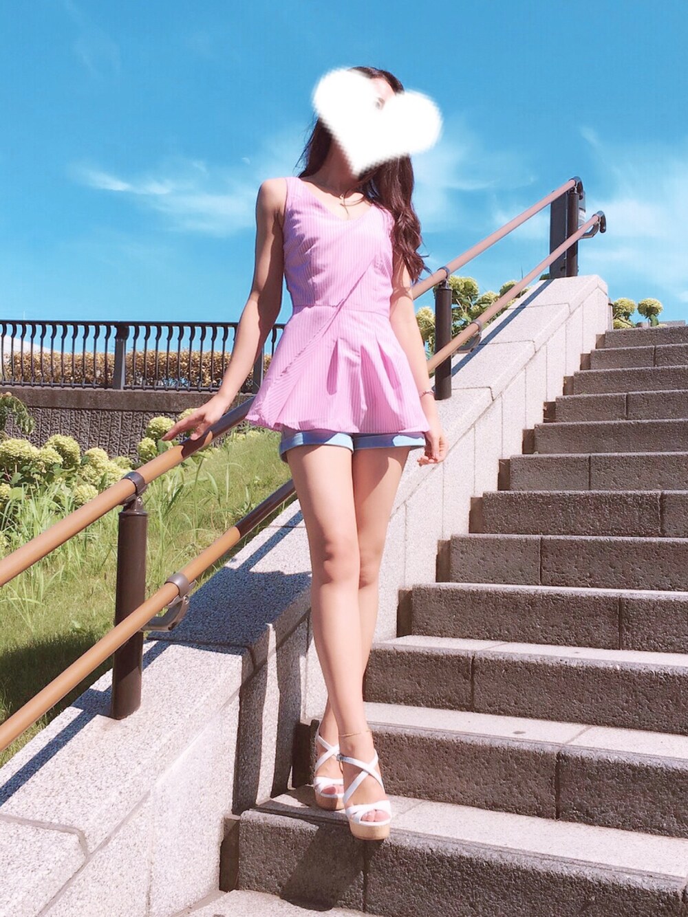 「rienda、FOREVER 21、フレア、デニム、ショートパンツ、サンダル、DIANA、晴天」｜「FOREVER 21のアイテム（デニムパンツ、ブルー系）」を使った、mocoさん（レディース・162cm）の秋コーディネートの1枚目の写真