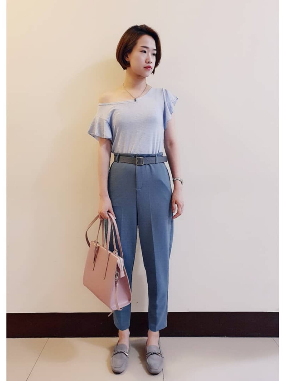 「ootd、夏、休閒、女人味、通勤穿搭、blue、outfit、WEAR、fashion、STYLE」｜「YOCOのアイテム（Tシャツ/カットソー、ブルー系）」を使った、Gemmaさん（レディース・156cm）の夏コーディネートの1枚目の写真