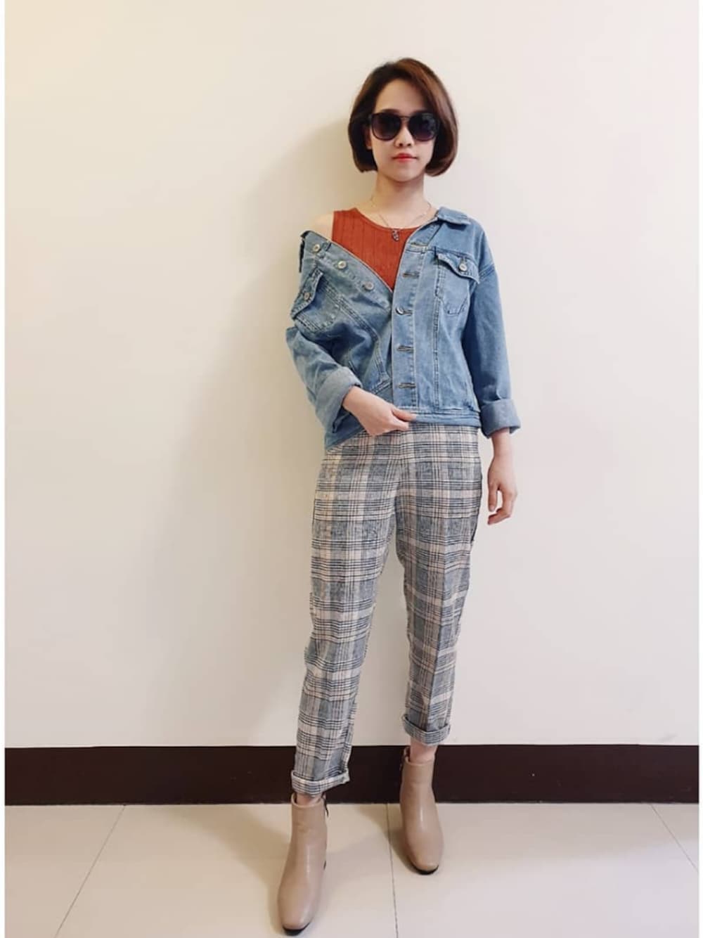 「ootd、秋、街頭穿搭、休閒、女人味、牛仔外套、通勤穿搭、靴子、fashion、fashion blogger」｜「girls monday のアイテム（ニット/セーター、レッド系）」を使った、Gemmaさん（レディース・157cm）の秋コーディネートの1枚目の写真
