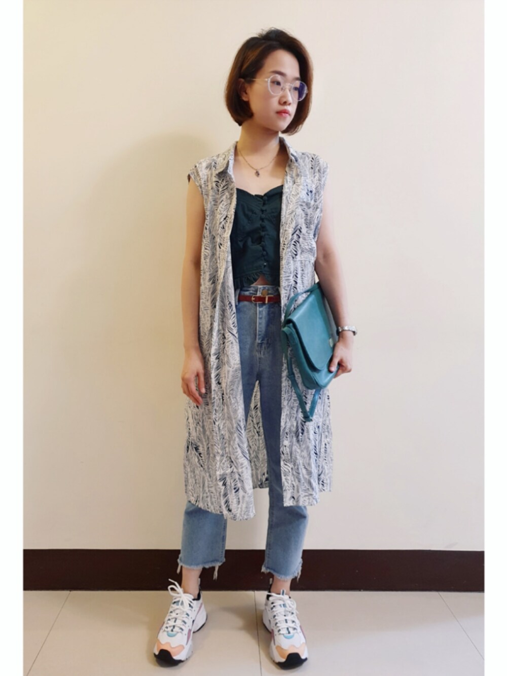 「ootd、秋、休閒、牛仔褲、基礎款、混搭、WEAR、街頭穿搭」｜「mooncatのアイテム（デニムパンツ、ブルー系）」を使った、Gemmaさん（レディース・157cm）の秋コーディネートの1枚目の写真