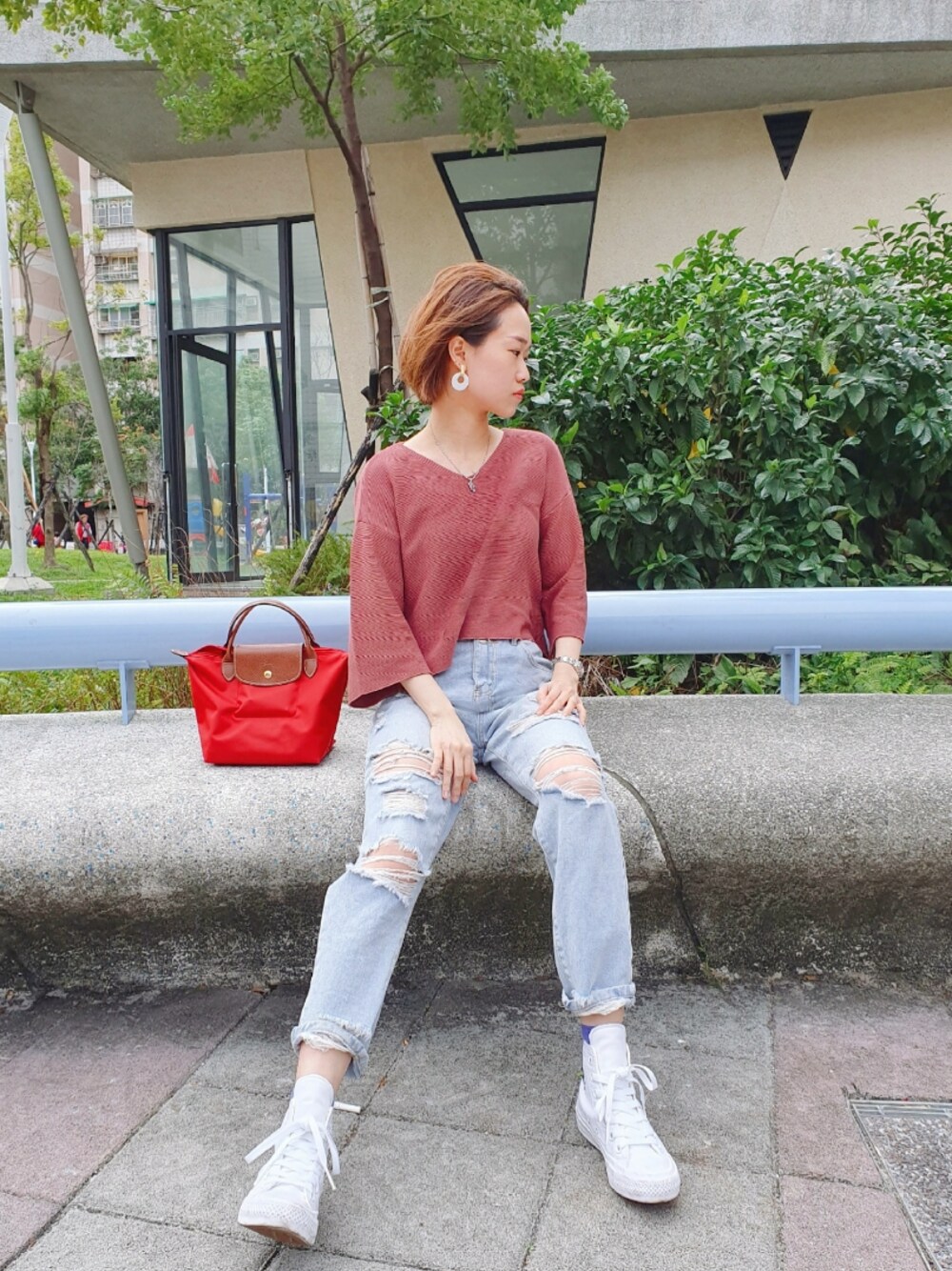 「ootd、球鞋、休閒、牛仔褲、基礎款、converse、秋」｜「STARMIMIのアイテム（ニット/セーター、レッド系）」を使った、Gemmaさん（レディース・157cm）の冬コーディネートの1枚目の写真