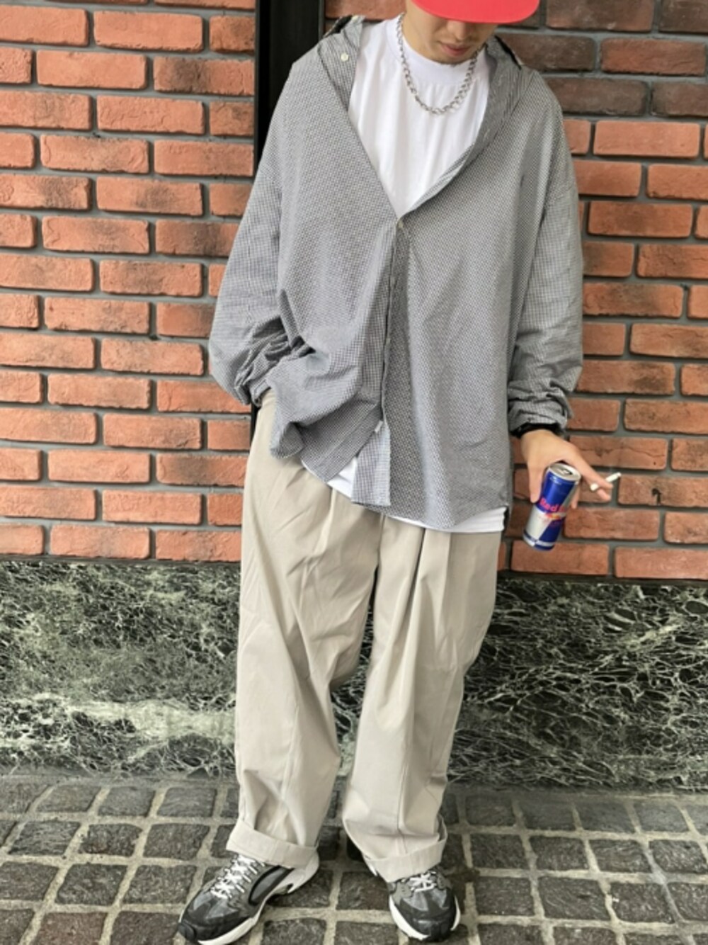 「ワイドパンツ、プチプラ、ビックシルエット、春コーデ、白Tシャツ、低身長」｜「SPINNSのTR ワイドスラックスパンツ（スラックス、グレー系）」を使った、kyomaさん（メンズ・164cm）の夏コーディネートの1枚目の写真