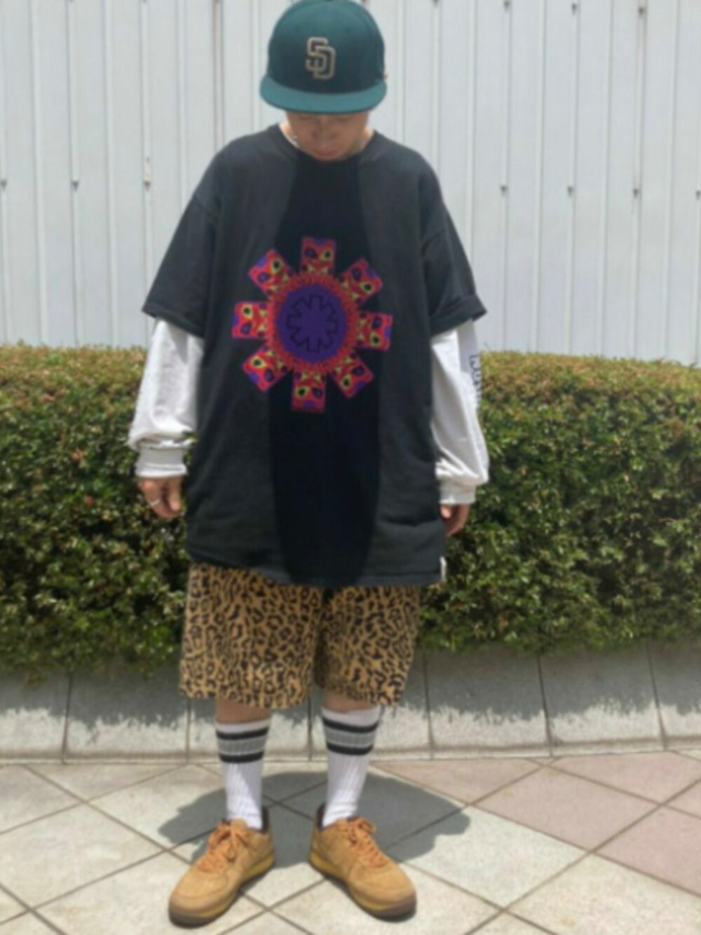 「オーバーサイズ、カラーパンツ、ショートパンツ、ラフコーデ、ストリート、スケータースタイル、Tシャツ、春コーデ、プリントT、夏コーデ」｜「AlexanderLeeChangのアイテム（Tシャツ/カットソー、ブラック系）」を使った、kyomaさん（メンズ・164cm）の夏コーディネートの1枚目の写真
