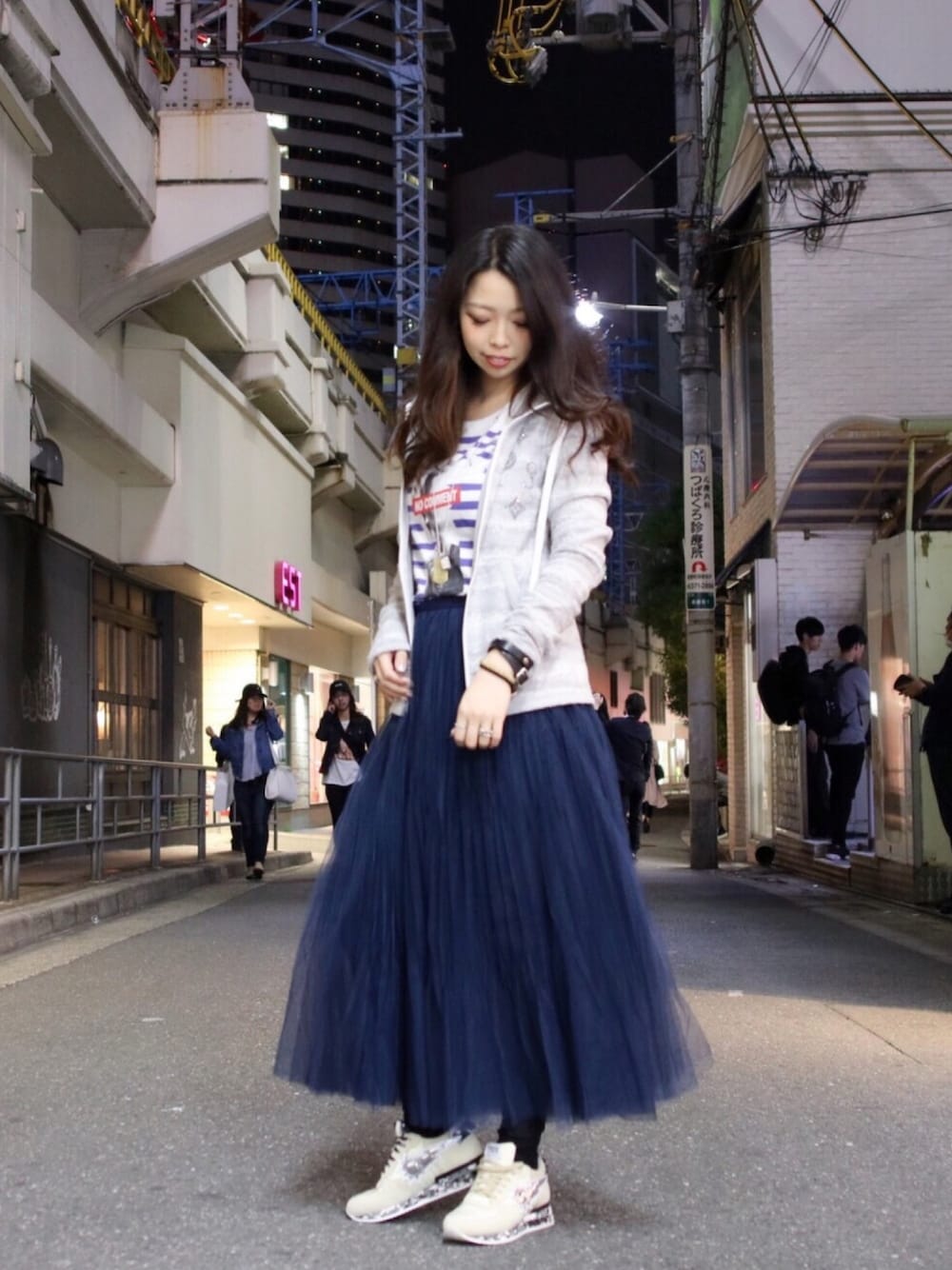 「肌ウーノ、ラクチンコーデ、春コーデ、ゆるコーデ、大人コーデ、低身長、ootd、ロングスカート、styling、URBAN SUN」｜「stud.のstud./スタッド/3D PAIL PK（パーカー、グレー系）」を使った、runaさん（レディース・159cm）の春コーディネートの1枚目の写真