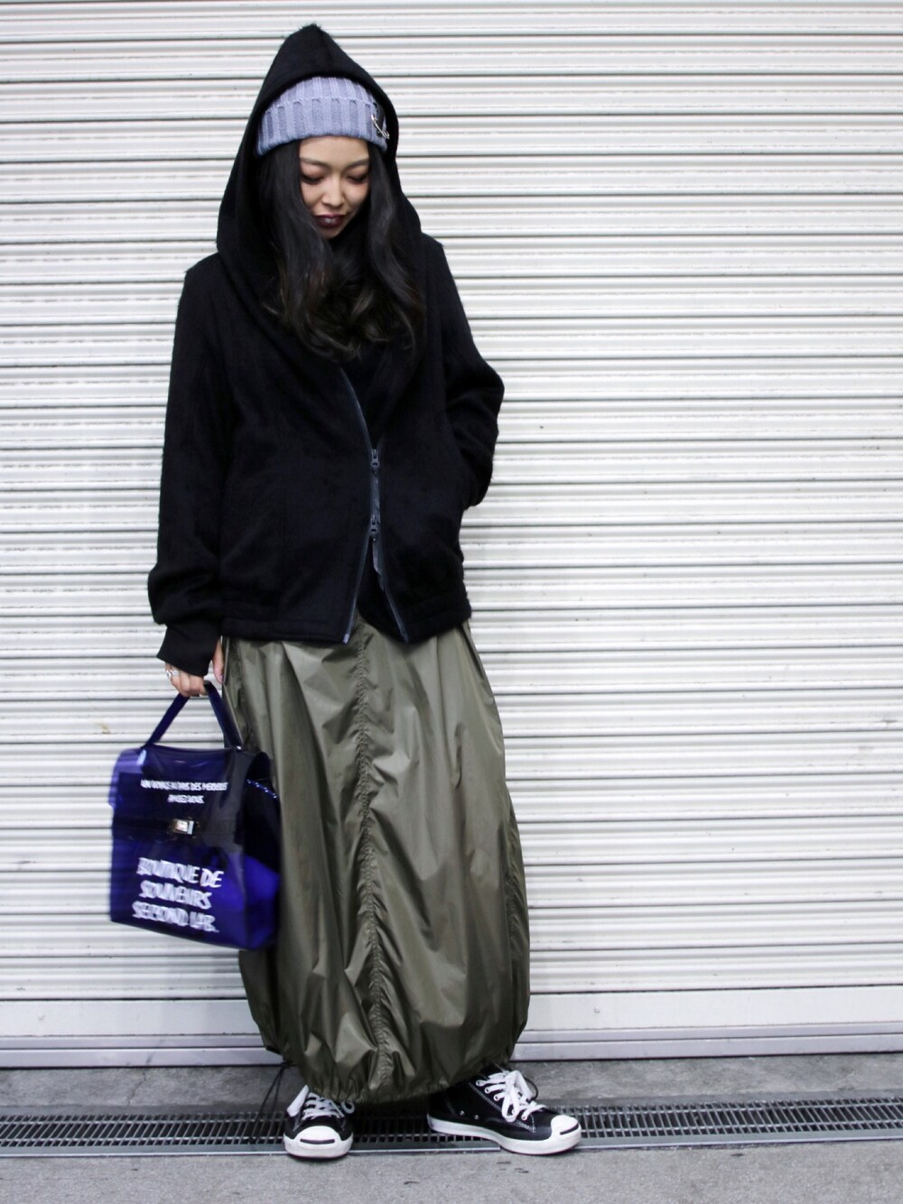 「お目立ちネオンコーデ、シンプルおしゃれが好き、秋冬、秋のコーデ、ラクチンコーデ、シンプル、ラフ、ootd、スカート、styling」｜「KMRiiのKMRii/ケムリ/HOODED BEAVER BZ（ジャケット/アウター、ブラック系）」を使った、runaさん（レディース・159cm）の秋コーディネートの1枚目の写真