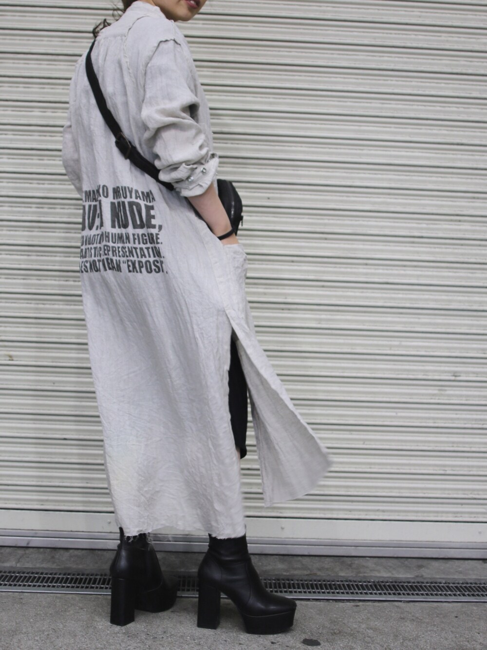「休日スタイル、シンプル、カジュアル、ノーカラーコート、ワンピース、きれいめカジュアル、ootd、モード、girl、ブーツ」｜「ISAMU KATAYAMA BACKLASHのISAMUKATAYAMA BACKLASH/イサムカタヤマ バックラッシュ/ GUIDIホースバッドBAG（ショルダーバッグ、ブラック系）」を使った、runaさん（レディース・159cm）の冬コーディネートの1枚目の写真