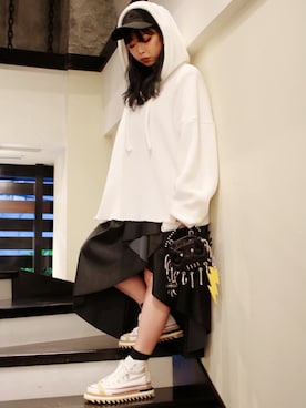「ISAMU KATAYAMA BACKLASH（イサムカタヤマバックラッシュ）のアイテム（パーカー）」を使った、runaさん（レディース・159cm）の秋コーディネート