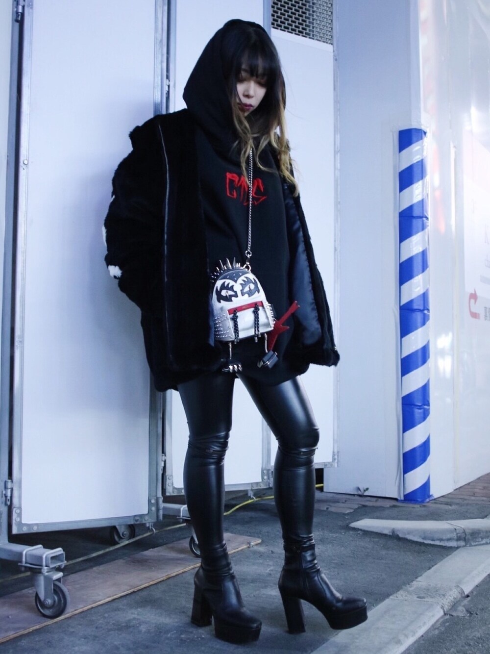 「ctls、cvtvlist、冬、オーバーサイズ、ファーアウター、ootd、メンズライク、ワントーンコーデ、ブラック、FR(13)NDS」｜「ROYAL FLASHのアイテム（パーカー、ブラック系）」を使った、runaさん（レディース・159cm）の冬コーディネートの1枚目の写真