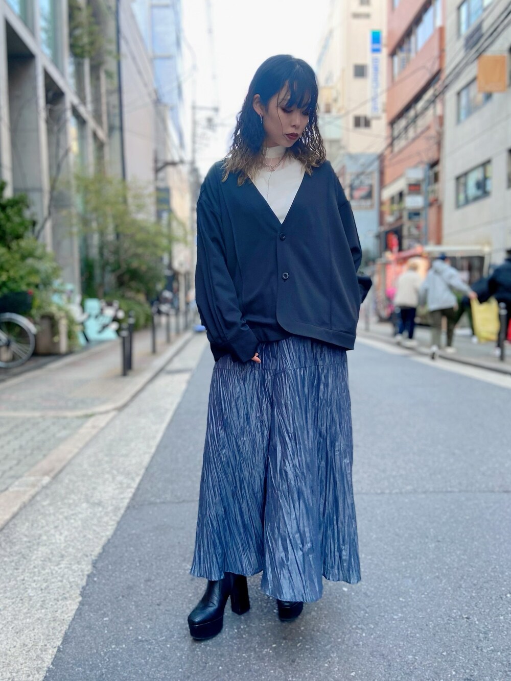 「SUPERTHANKS、大人カジュアル、カーディガン、春コーデ、ワンピース、スカート、チュールトップス、プリーツスカート、低身長、ロングスカート」｜「AULAのAULA/アウラ/SHINEY PLEATED JUMPER SKT（スカート、グレー系）」を使った、runaさん（レディース・159cm）の冬コーディネートの1枚目の写真