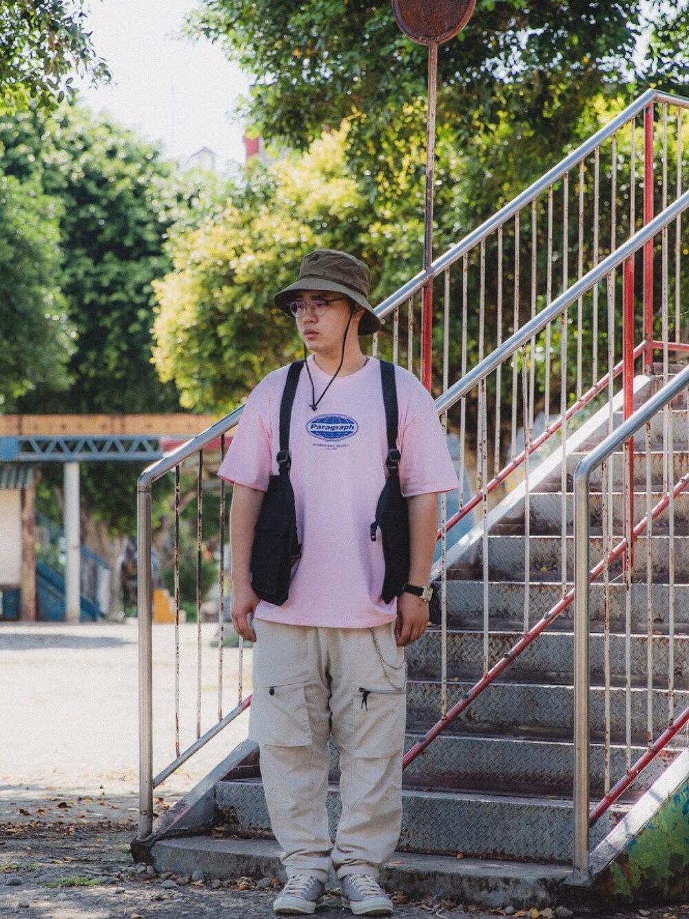 「ootd、夏、街頭穿搭、球鞋、oversize」｜「Paragraphのアイテム（Tシャツ/カットソー、ピンク系）」を使った、Wilson🇹🇼さん（メンズ・177cm）の秋コーディネートの1枚目の写真