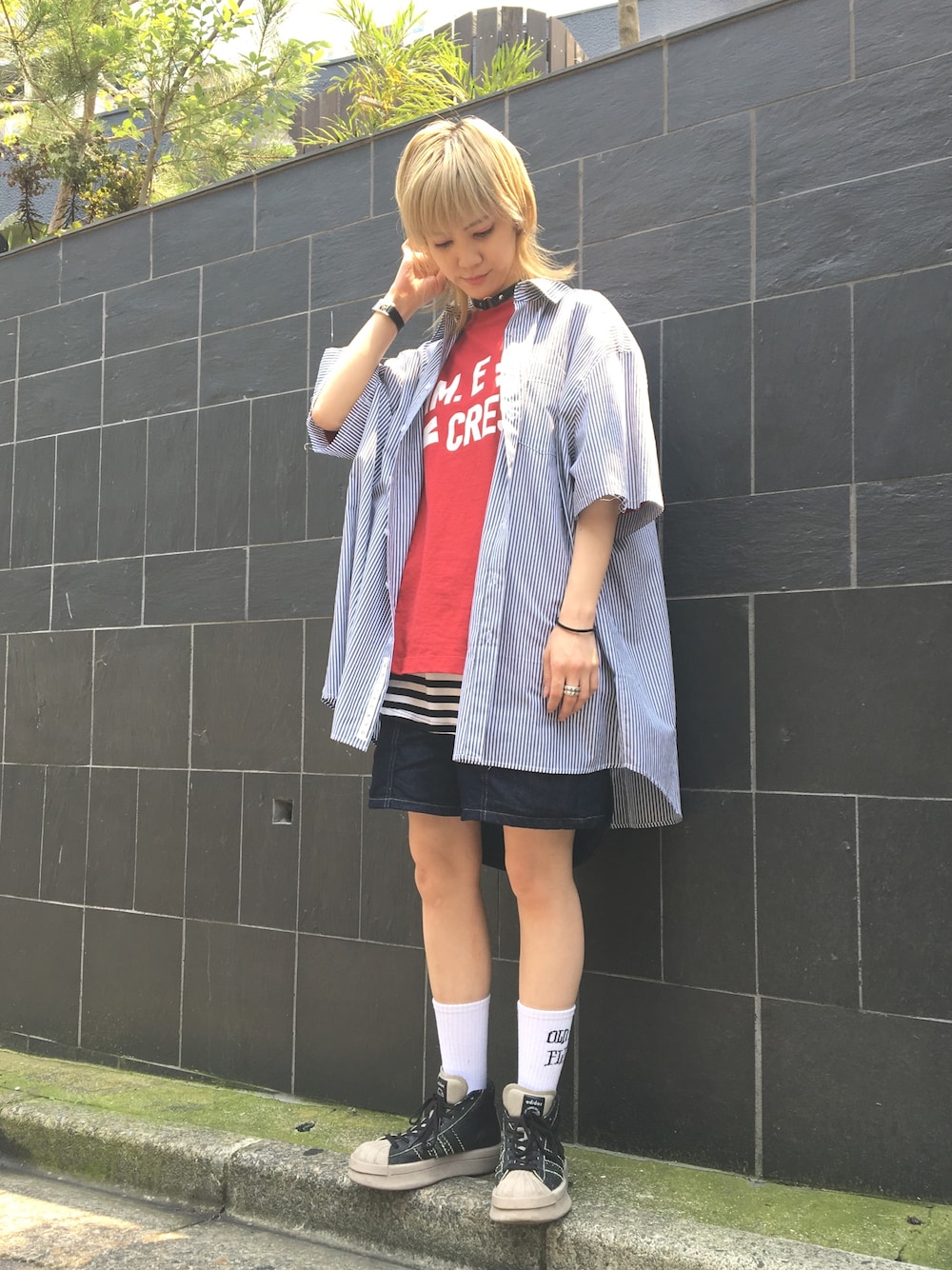 「LHP、LHPWOMENS、LHPWOMEN、soe、WHITELAND BLACKBURN、DIMECRES、stussy、RICK OWENS、adidas」｜「WHITELANDのWHITELAND/ホワイトランド/Stripe Shirts （シャツ/ブラウス、ブラック系）」を使った、Hikaru Shimizuさん（レディース・165cm）の夏コーディネートの1枚目の写真