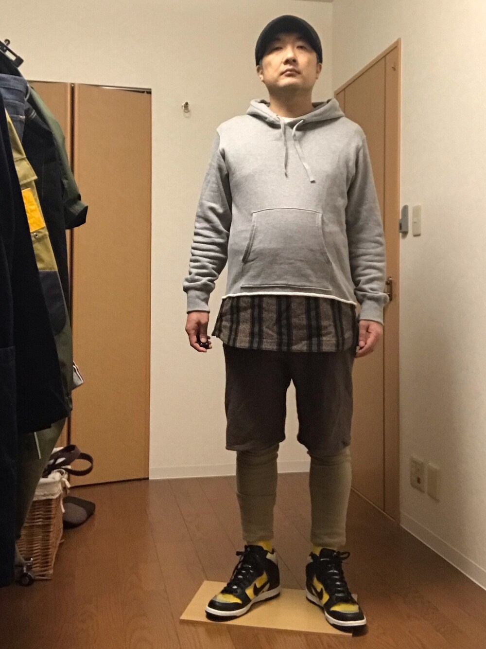 「MR.GENTLEMANのアイテム（パーカー、グレー系）」を使った、ikutaroさん（メンズ・177cm）の秋コーディネートの1枚目の写真
