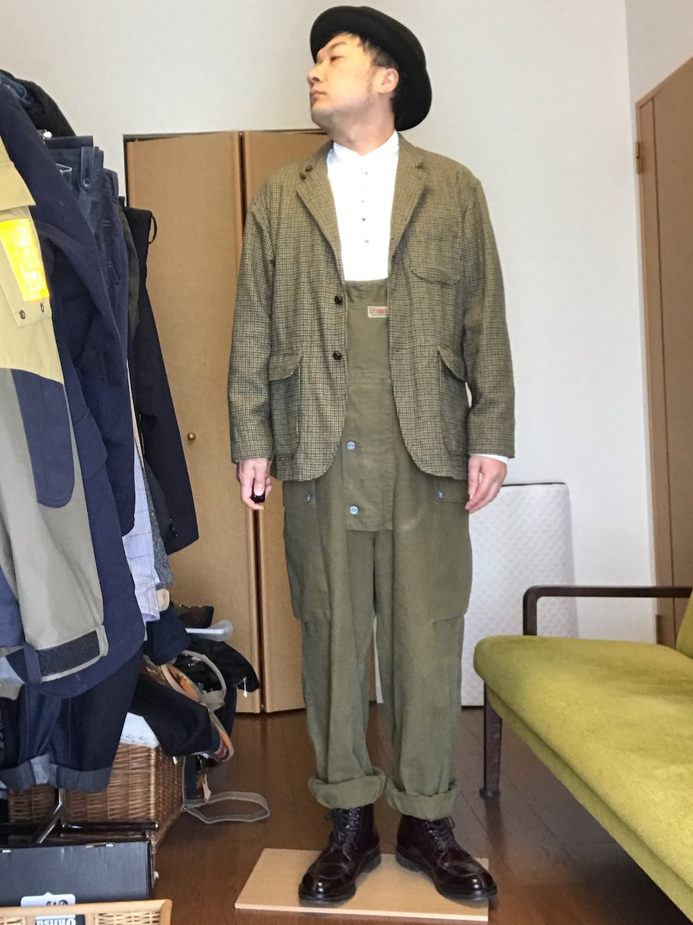 「Engineered Garmentsのアイテム（テーラードジャケット、ベージュ系）」を使った、ikutaroさん（メンズ・177cm）の春コーディネートの1枚目の写真