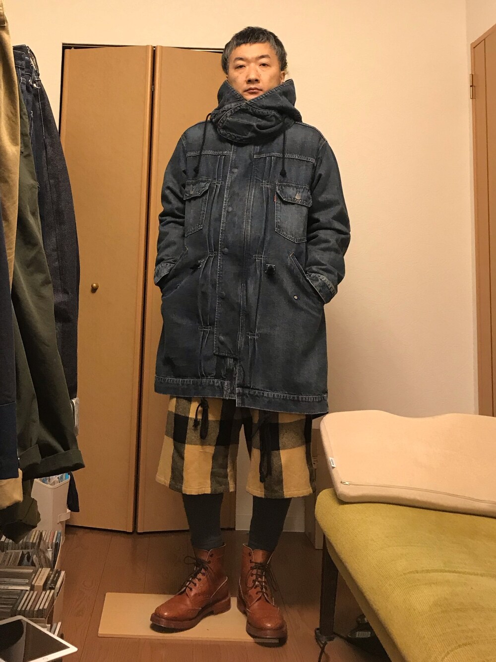 「PHENOMENONのアイテム（パンツ、イエロー系）」を使った、ikutaroさん（メンズ・177cm）の春コーディネートの1枚目の写真