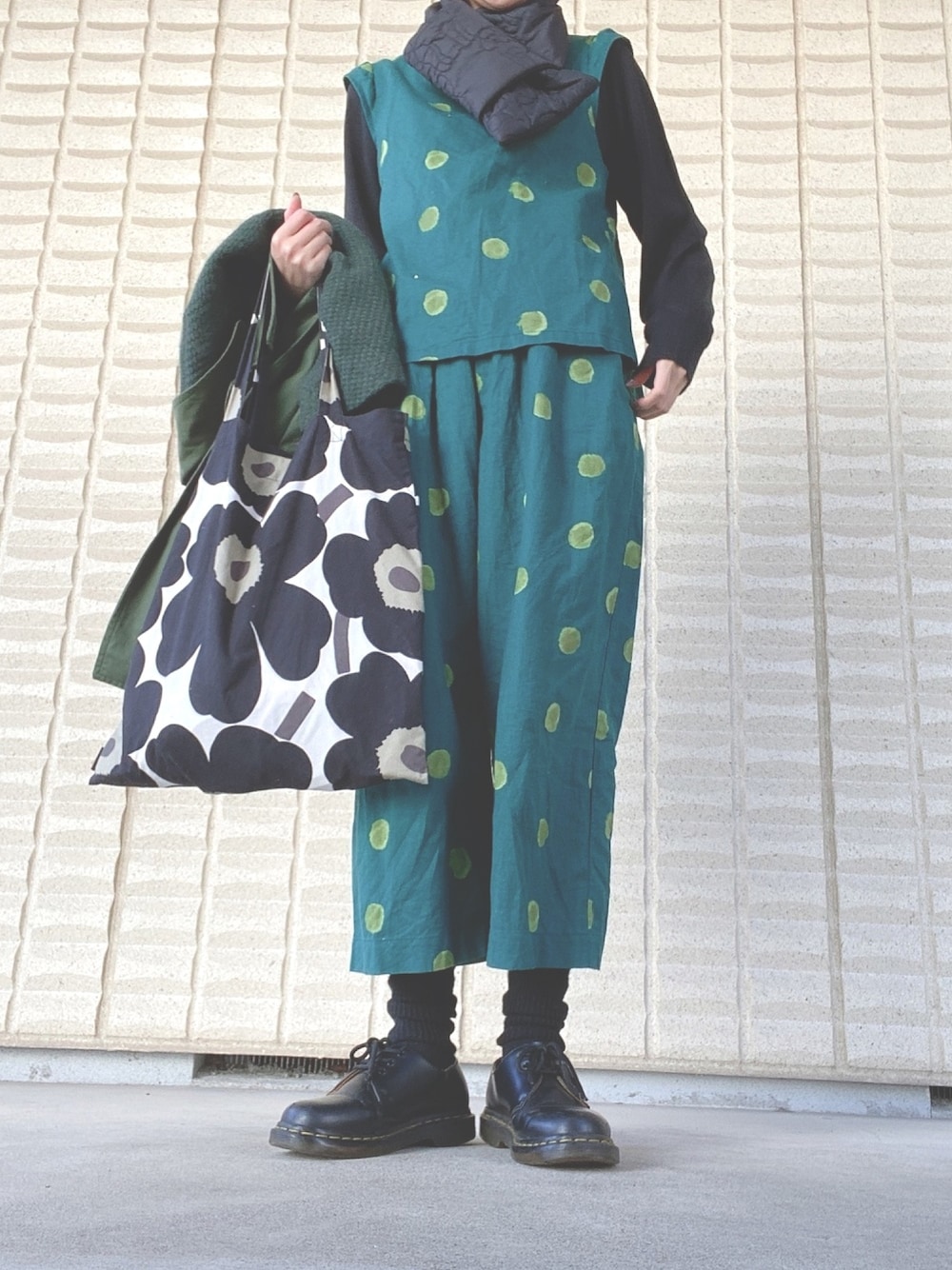 ブラック系のニット/セーター、グリーン系のシャツ/ブラウス、グリーン系のその他パンツを着用したレディースの秋コーディネートの1枚目の写真