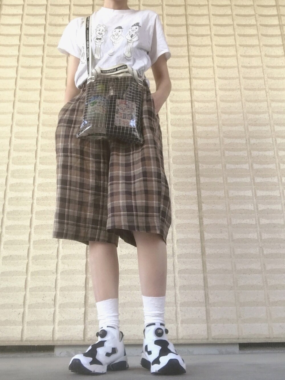 「秋のカフェオレコーデ、シンプルコーデ、カジュアルコーデ、秋、カジュアル、チェック、スニーカー、メンズライク、Tシャツ、リーボックラブ」｜「didiziziの強撚天竺　歌う石膏像ズ　　Ｔシャツ（Tシャツ/カットソー、ホワイト系）」を使った、miccco.さん（レディース・157cm）の秋コーディネートの1枚目の写真