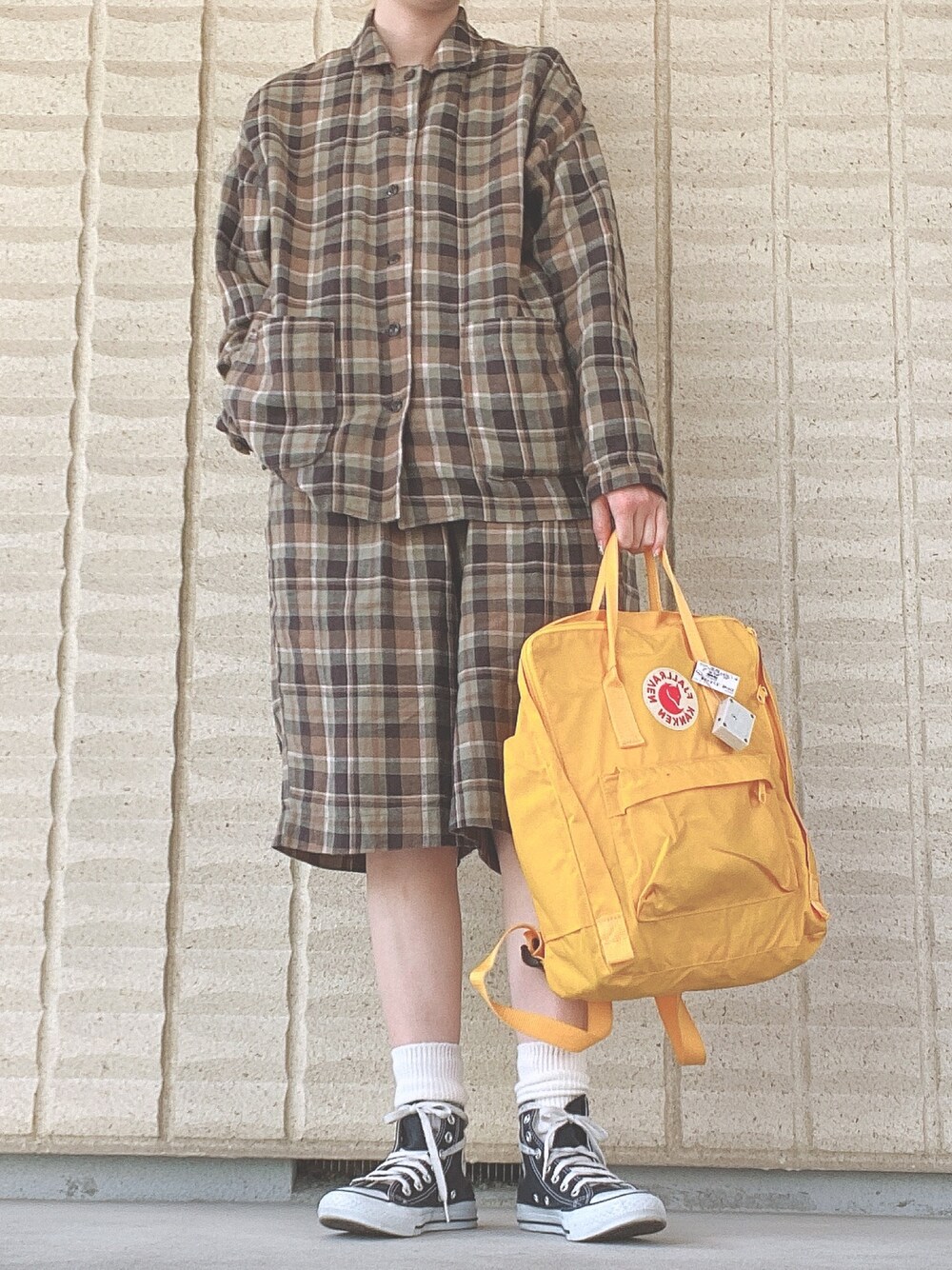 グリーン系のシャツ/ブラウス、グリーン系のその他パンツ、イエロー系のバックパック/リュックを着用したレディースの春コーディネートの1枚目の写真