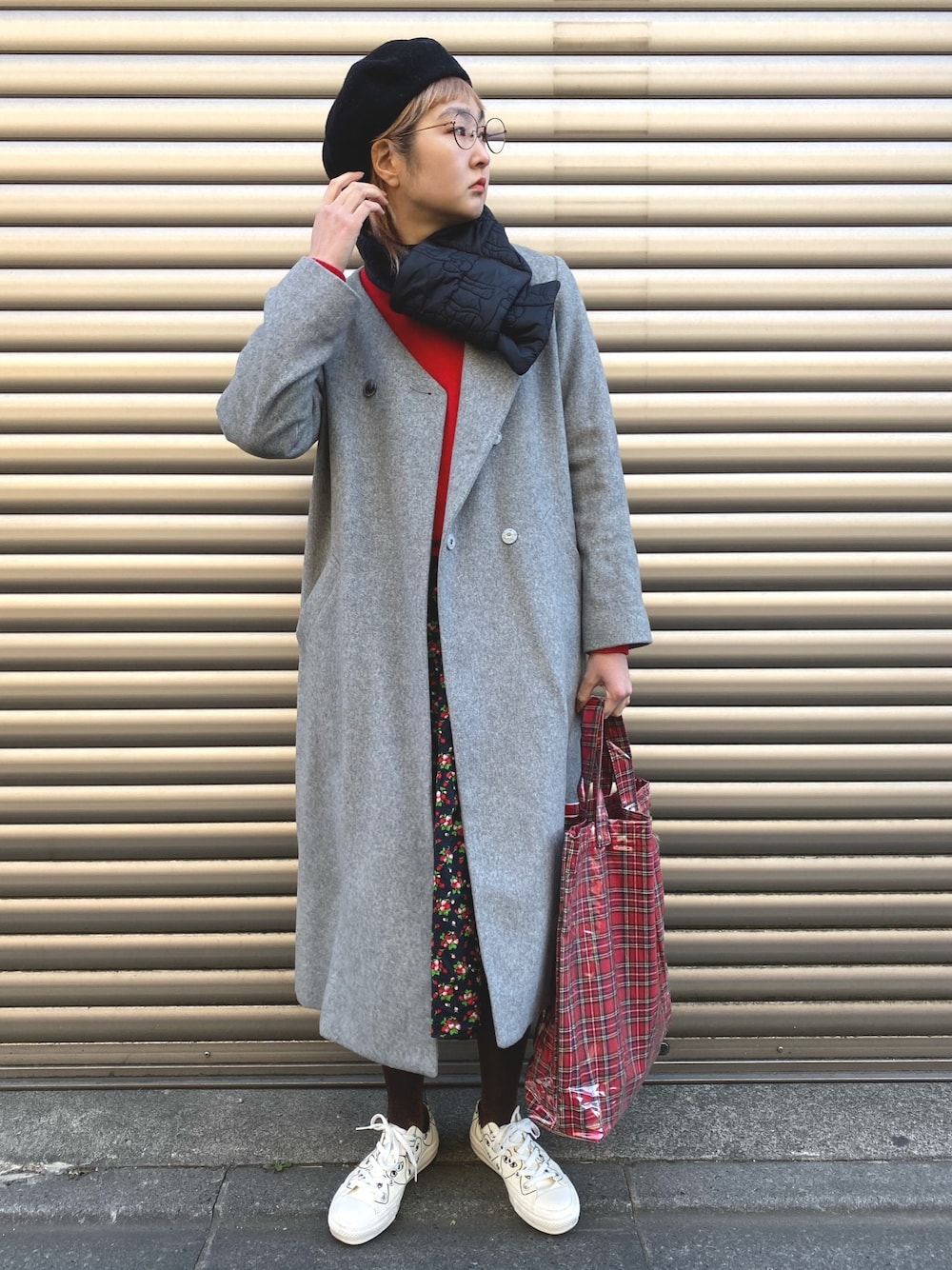 レッド系のニット/セーター、グレー系のその他アウター、ブラック系のワンピースを着用したレディースの冬コーディネートの1枚目の写真