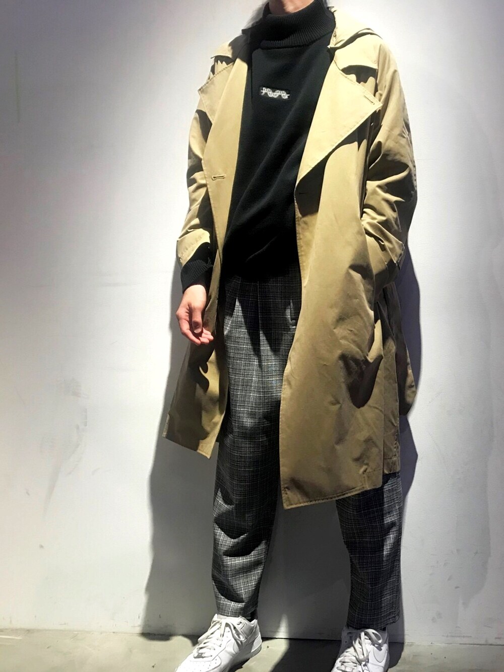 「MUZEのアイテム（トレンチコート、ベージュ系）」を使った、じゅんじゅんさん（メンズ・185cm）の秋コーディネートの1枚目の写真