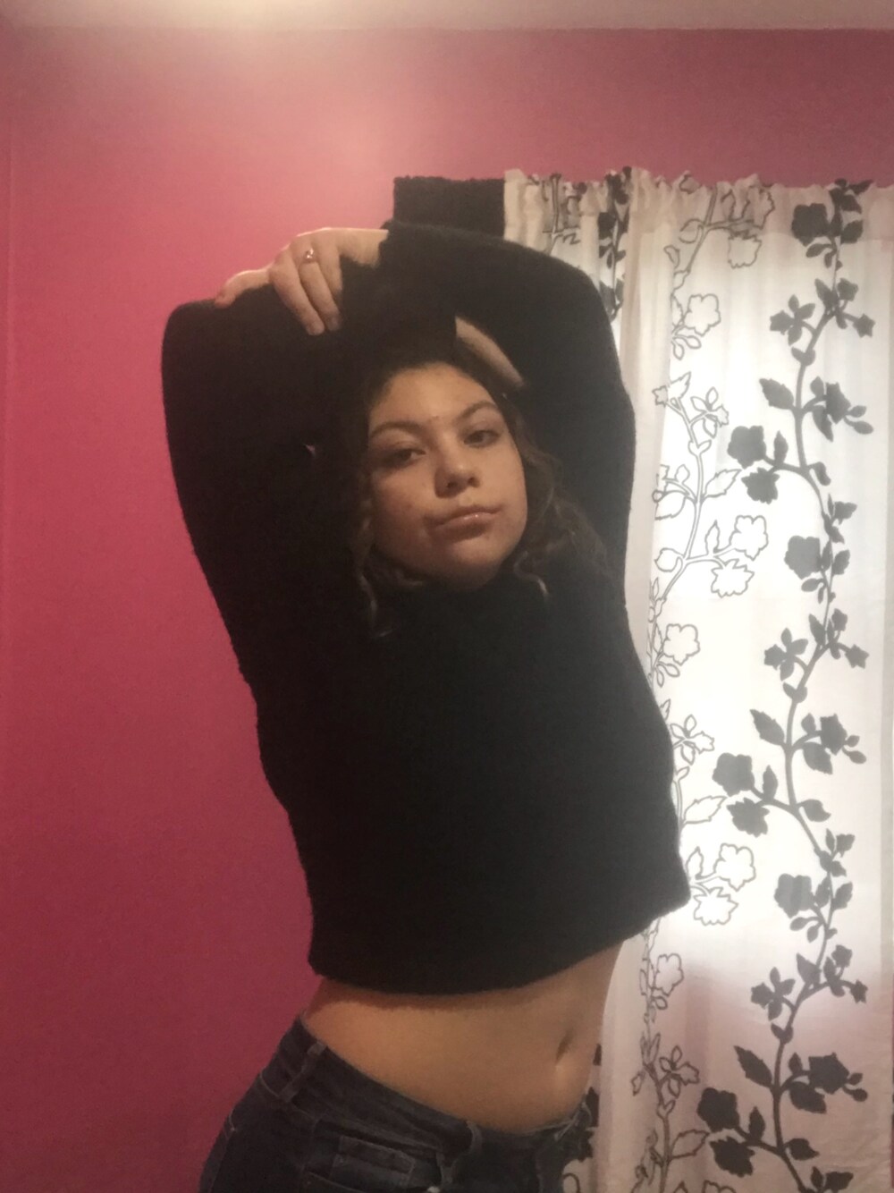 「90’s、jeans、sweaterweather、WINTER STYLE、FRIDAYS、NYCstyle、Rings、black」｜「FOREVER 21のcropped knitted sweater with balloon sleeves. Size large.（ニット/セーター、ブラック系）」を使った、Isabelle Baseliceさん（レディース・157cm）の冬コーディネートの1枚目の写真