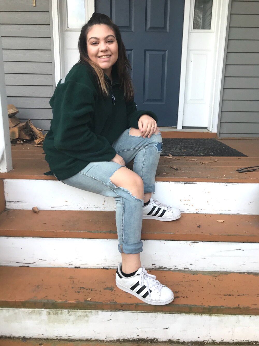 「90’s、80's、nautical、Aeropostale、adidas、cute style、NYStyle、Casualwear、tomboystyle、streetwear」｜「NAUTICAのOverside sweater I found when I was going through my moms clothes when she was my age. I wear this all the time, it’s super comfortable and can look very stylish.（スウェット、グリーン系）」を使った、Isabelle Baseliceさん（レディース・157cm）の冬コーディネートの1枚目の写真