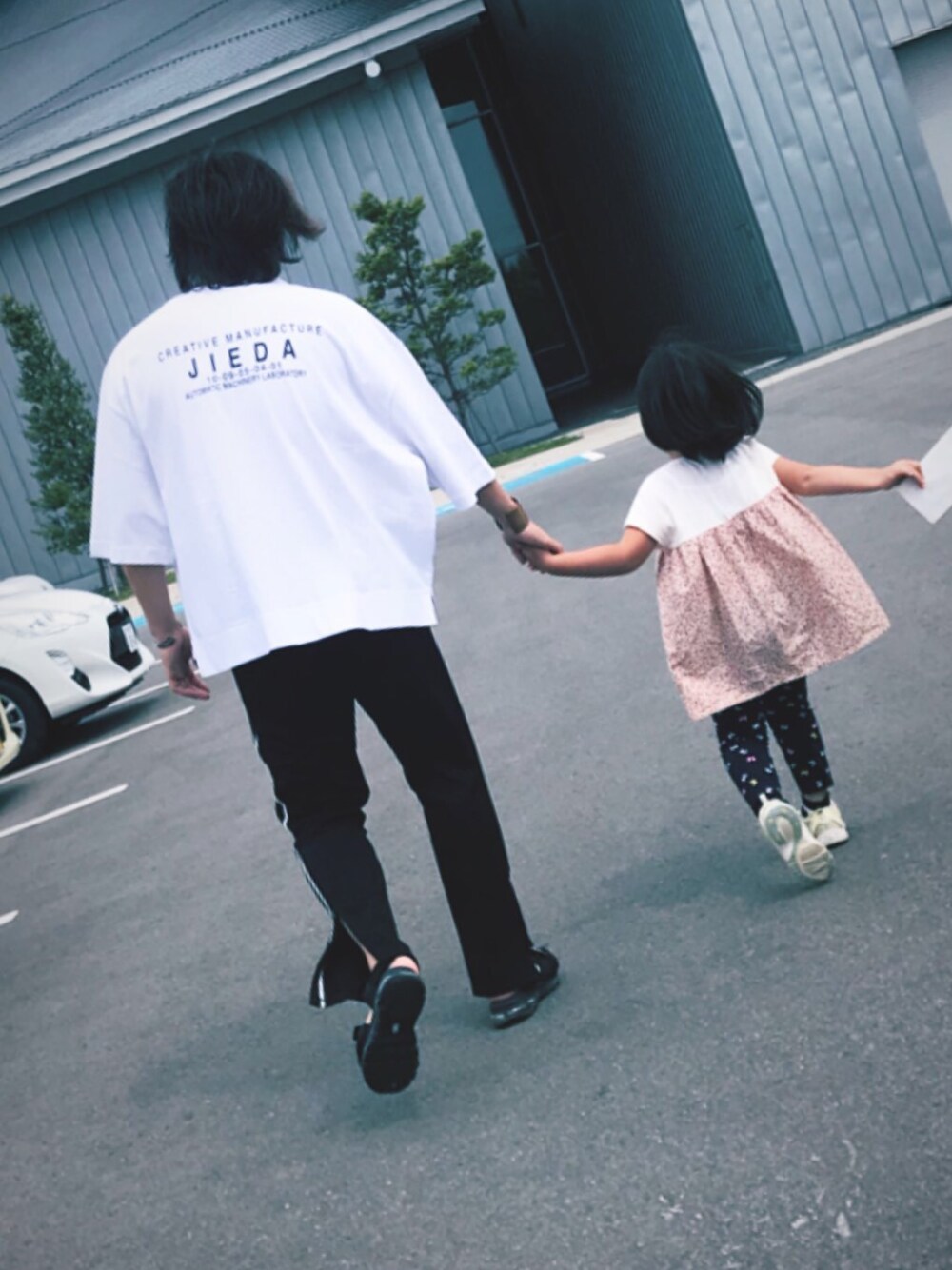 「夏コーデ、ビッグシルエット、ビックシルエット、トラックパンツ、yoke、jieda、サンダル、THEE、今日のコーデ、白Tシャツ」｜「ACE by morizaneのアイテム（ピアス（片耳用）、シルバー系）」を使った、りんごあめんぼさん（メンズ・173cm）の夏コーディネートの1枚目の写真