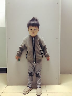 「ZARA KIDSのアイテム（スタジャン）」を使った、JEAN&JOHNさん（キッズ・100cm）の秋コーディネート