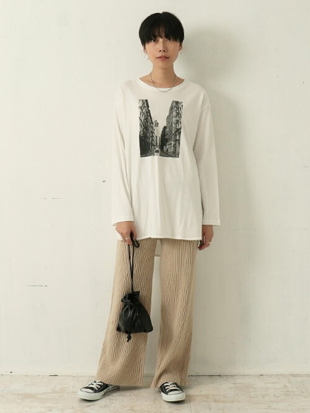 「チェーンネックレス、ホワイト、ベージュ、リブパンツ、ロンT、Factor=、ニットパンツ、プリントT、白Tシャツ、転写プリント」｜「Factor=の転写プリントロンT（Tシャツ/カットソー、ホワイト系）」を使った、Factor= modelさん（レディース・162cm）の秋コーディネートの1枚目の写真