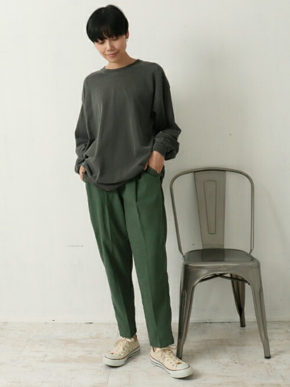「テーパードパンツ、コンバース、ロゴT、ブラック、グリーン、カラーパンツ、ロンT、Factor=、プリントT、秋コーデ」｜「Factor=のバックPT.ロゴロングTシャツ（Tシャツ/カットソー、ブラック系）」を使った、Factor= modelさん（レディース・164cm）の秋コーディネートの1枚目の写真