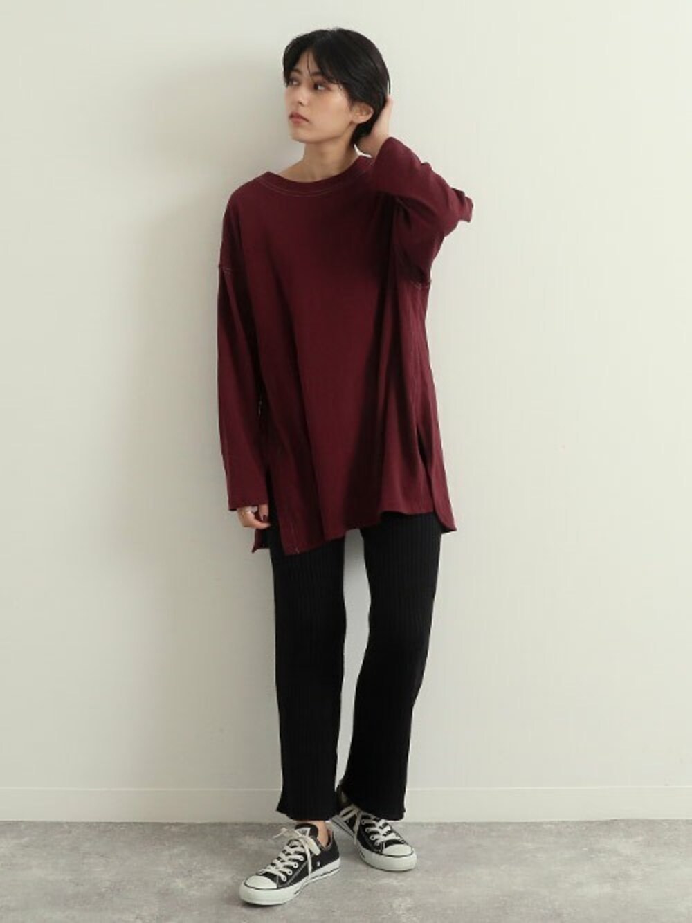 「ブラック、リブパンツ、プルオーバー、Factor=、ワインレッド、リブニット、ニットパンツ、ビッグT、ステッチ、ビッグサイズ」｜「Factor=の配色ステッチチュニックプルオーバー（Tシャツ/カットソー、レッド系）」を使った、Factor= modelさん（レディース・164cm）の秋コーディネートの1枚目の写真