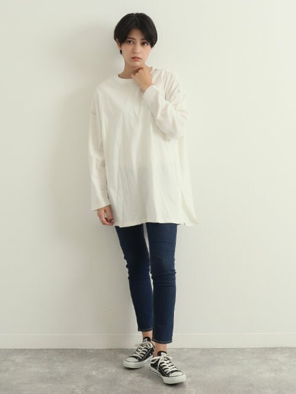 「デニム、ホワイト、converse、プルオーバー、大人カジュアル、Factor=、チュニック、スキニーデニム、白Tシャツ、大人カジュアルコーデ」｜「Factor=の配色ステッチチュニックプルオーバー（Tシャツ/カットソー、ホワイト系）」を使った、Factor= modelさん（レディース・164cm）の冬コーディネートの1枚目の写真
