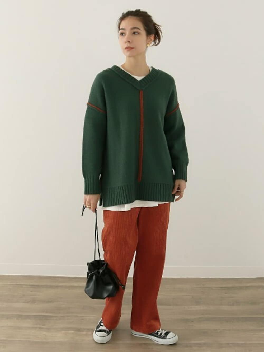「ニット、コーデュロイ、オレンジ、コーデュロイパンツ、Factor=、休日スタイル、クリスマス、配色ニット、休日コーデ、クリスマスコーデ」｜「Factor=の配色リンキング2wayニットプルオーバー（ニット/セーター、グリーン系）」を使った、Factor= modelさん（レディース・164cm）の冬コーディネートの1枚目の写真