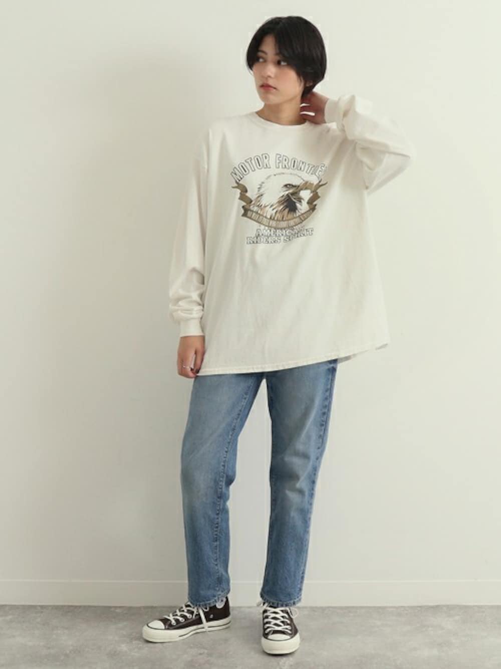 「ワンマイルウェア、ロンT、大人カジュアル、Factor=、休日スタイル、リラックススタイル、デニムコーデ、白Tシャツ、ゆるコーデ、大人カジュアルコーデ」｜「Factor=のイーグルPT.ロングTシャツ（Tシャツ/カットソー、ホワイト系）」を使った、Factor= modelさん（レディース・164cm）の冬コーディネートの1枚目の写真