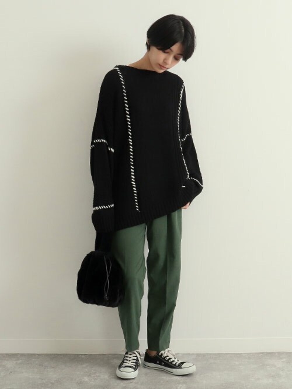 「テーパードパンツ、グリーン、カラーパンツ、converse、冬コーデ、大人カジュアル、Factor=、スニーカーコーデ、パンツスタイル、大人カジュアルコーデ」｜「Factor=の配色刺繍ニット（ニット/セーター、ブラック系）」を使った、Factor= modelさん（レディース・164cm）の冬コーディネートの1枚目の写真