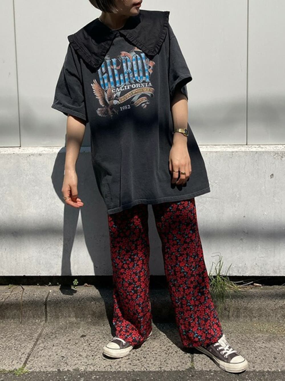 「ビッグシルエット、花柄、Tシャツ、ストリート、Factor=、メンズライク、プリントT、夏コーデ、Tシャツコーデ、ビッグカラー」｜「Factor=のビックカラーノースリーブカットソー（付け襟、ブラック系）」を使った、Factor= modelさん（レディース・150cm）の夏コーディネートの1枚目の写真