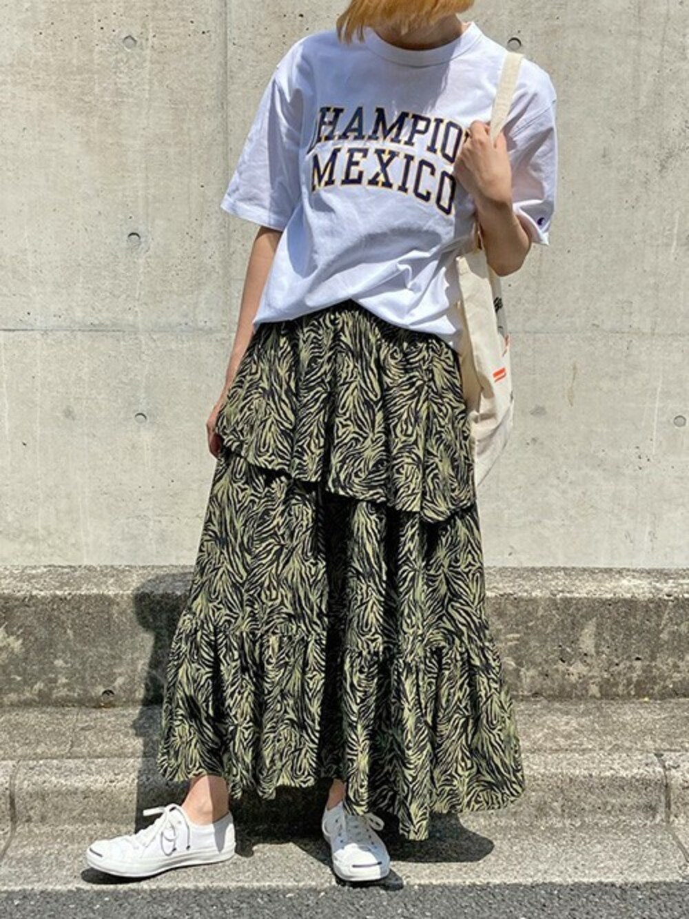 「トートバッグ、Tシャツ、converse、Factor=、アニマル柄、Champion、ティアードスカート、エコバッグ、ティアード、ゼブラ柄」｜「Factor=の【Champion】T-SHIRT（Tシャツ/カットソー、グレー系）」を使った、Factor= modelさん（レディース・169cm）の夏コーディネートの1枚目の写真