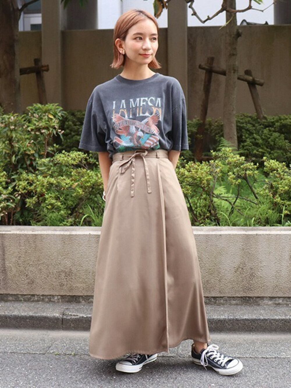 「ブラック、ベージュ、Tシャツ、converse、ストリート、Factor=、スニーカーコーデ、きれいめカジュアル、プリントT、黒Tシャツ」｜「Factor=のLAMESAYイーグルプリントTシャツ（Tシャツ/カットソー、ブラック系）」を使った、Factor= modelさん（レディース・164cm）の夏コーディネートの1枚目の写真