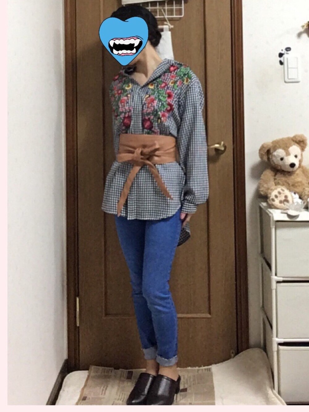 「サッシュベルト、刺繍、刺繍シャツ、スキニーデニム、ギンガムチェック、ZARA、春待ちコーデ、春コーデ、襟抜きシャツ」｜「ZARAのアイテム（シャツ/ブラウス、ブルー系）」を使った、ちびまる。さん（レディース・150cm）の冬コーディネートの1枚目の写真