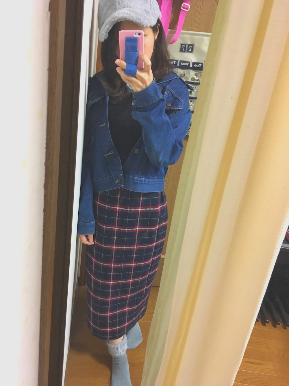 「チェックスカート、Gジャン、デニムジャケット、Wrangler、古着、ファーキャップ、古着コーデ、秋のコーデ、メンズアイテム、メンズライク」｜「Wranglerのアイテム（デニムジャケット、ブルー系）」を使った、ちびまる。さん（レディース・150cm）の秋コーディネートの1枚目の写真
