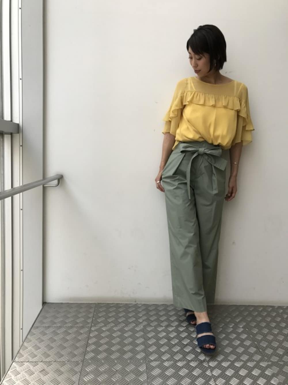 「シンプル、イエロー、カーキ、休日スタイル、ワイドパンツ、FABIO RUSCONI 、ビタミンカラー、シフォンブラウス、オトナカジュアル、タイプライター」｜「NANO universeの【予約】【WEB限定】クレープシフォンフリルブラウス（シャツ/ブラウス、イエロー系）」を使った、nano・universe lady's webeditorさん（レディース・171cm）の夏コーディネートの1枚目の写真