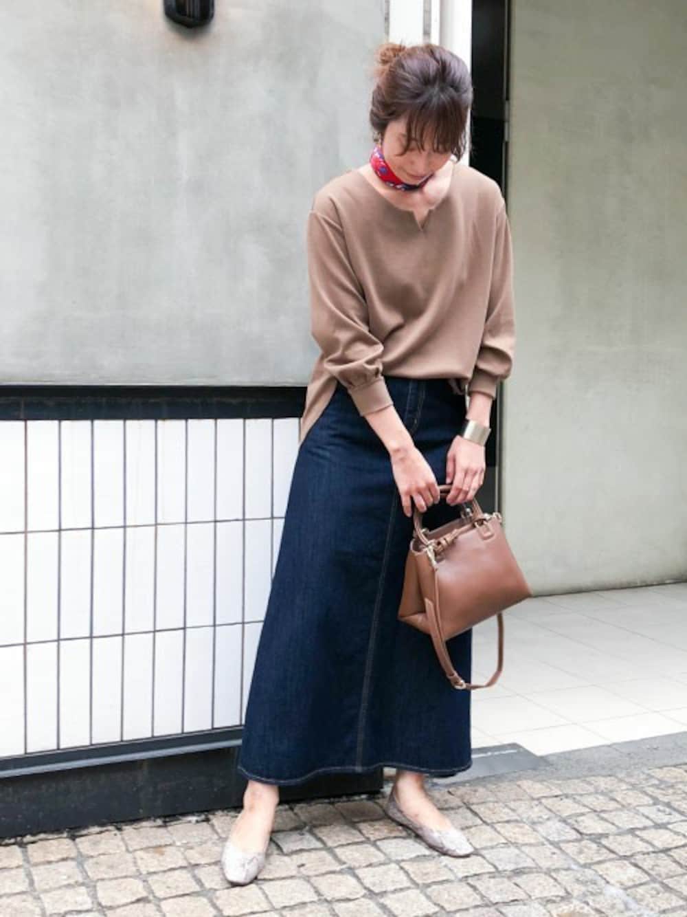 ベージュ系のTシャツ/カットソー、ブルー系のデニムスカート、その他のパンプスを着用したレディースの夏コーディネートの1枚目の写真