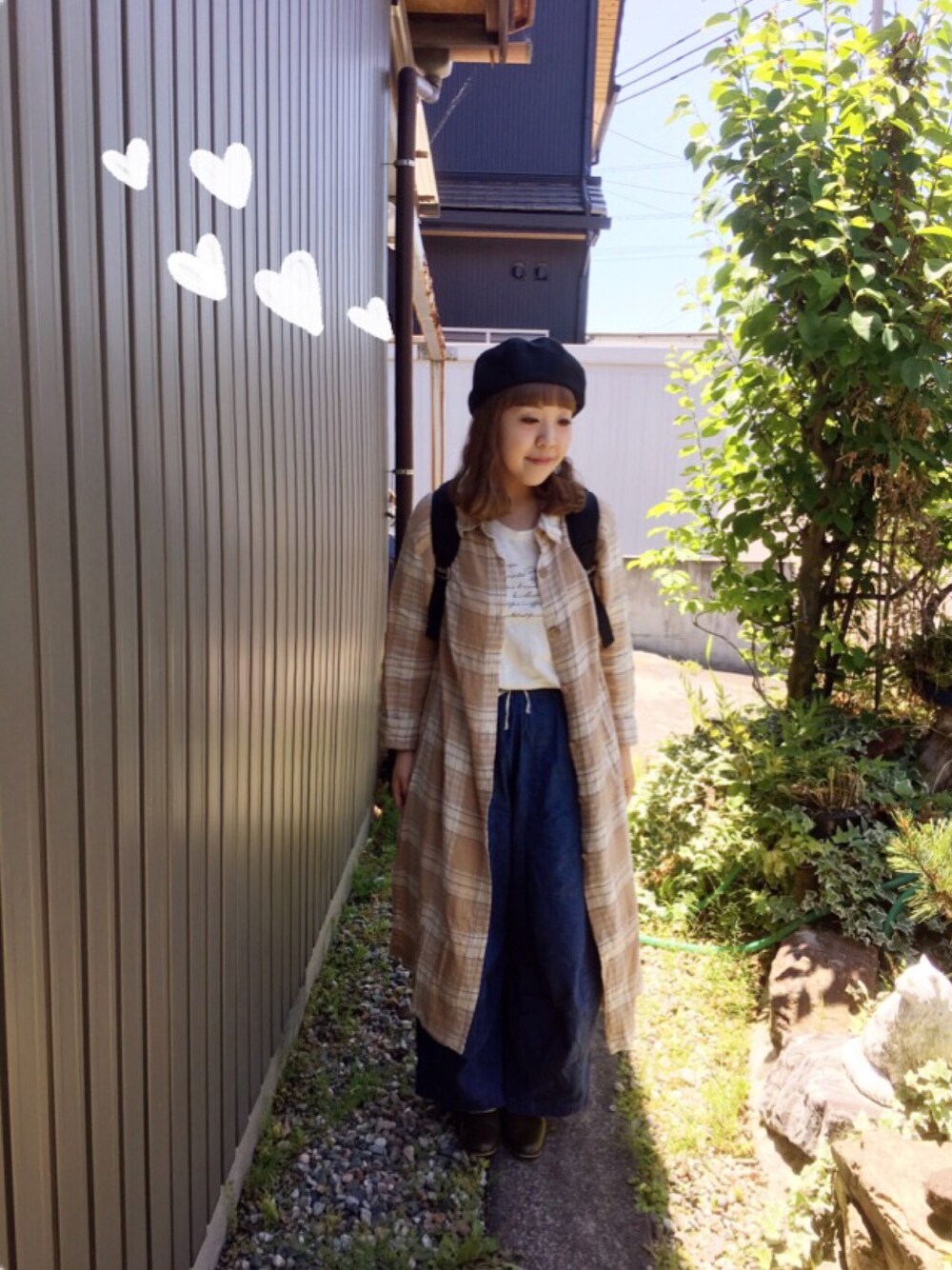 ベージュ系のシャツワンピース、ブルー系のその他パンツ、ブラック系のバックパック/リュックを着用したレディースの春コーディネートの1枚目の写真