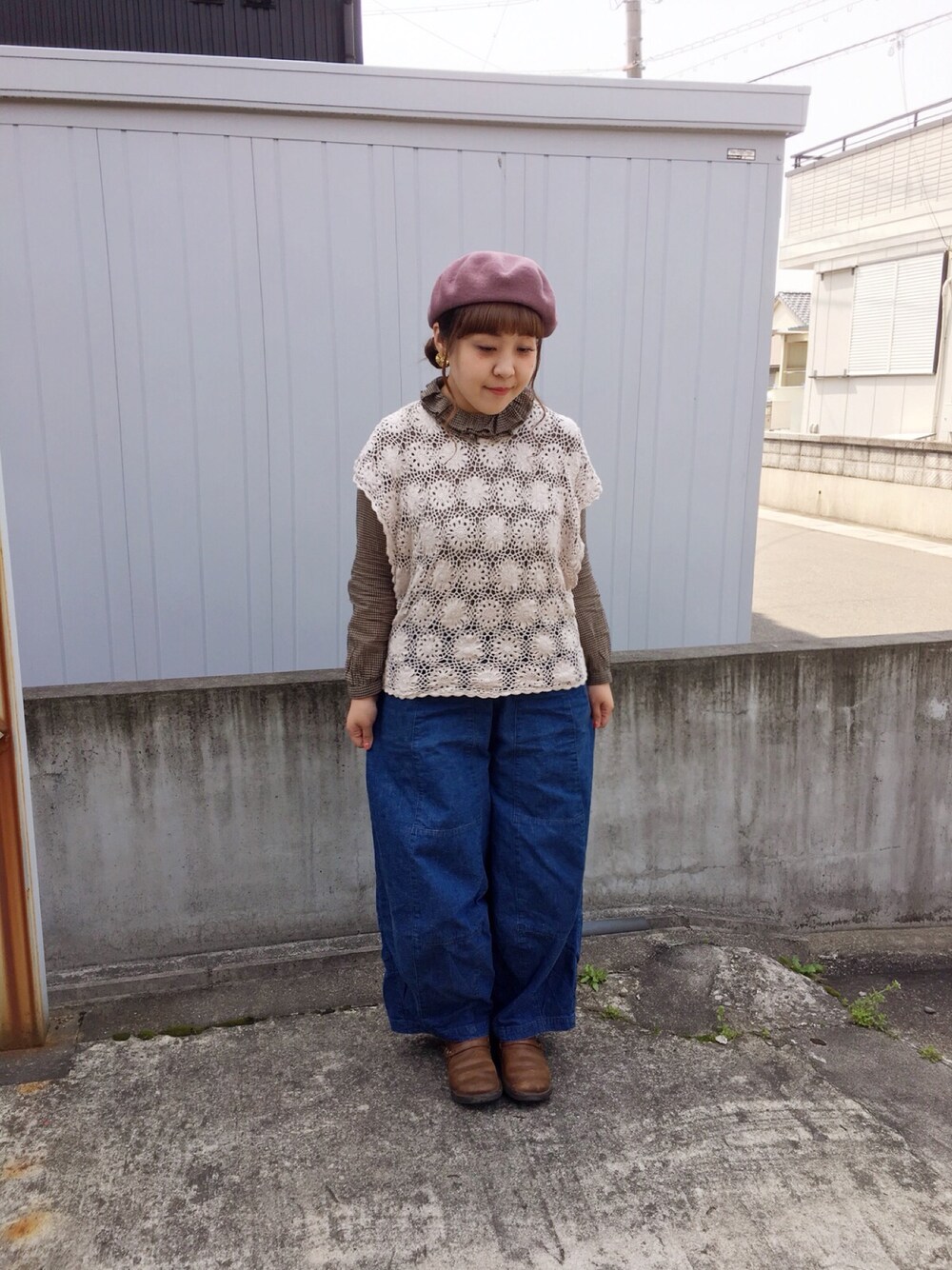 ベージュ系のニット/セーター、ブラウン系のシャツ/ブラウス、ブルー系のその他パンツを着用したレディースの春コーディネートの1枚目の写真