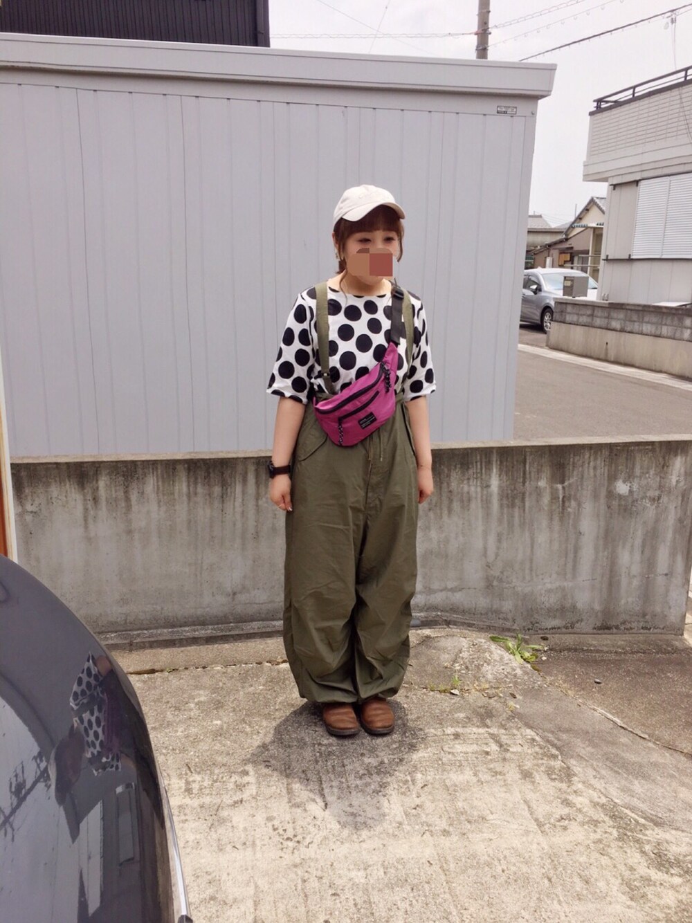 グリーン系のカーゴパンツ、パープル系のボディバッグ/ウエストポーチ、ブラウン系のシューズを着用したレディースの夏コーディネートの1枚目の写真